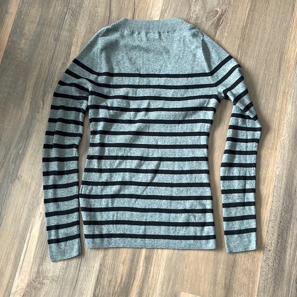 Express V neck sweater - Picture 6 of 9